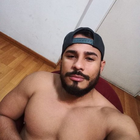 Los Chicos Malos star adult picture