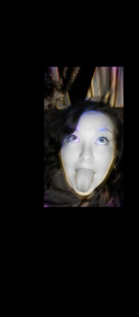 Temptress Queen erotic model pic