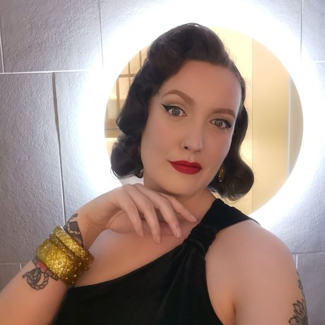 HJC sexy model image