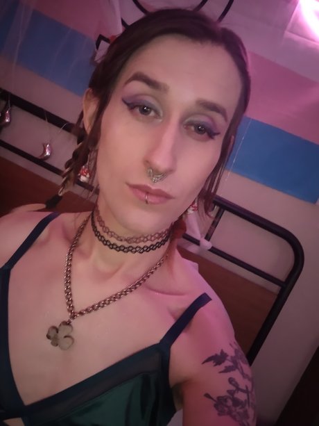 Luna Lavender model pretty img