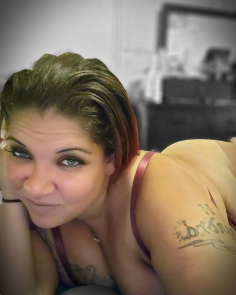 Queenlyonezz model porn pic