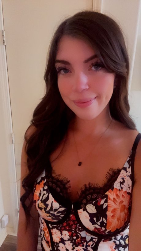 Riley Ryder model top pic