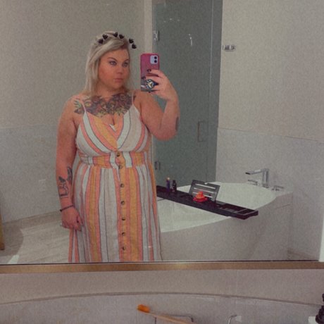 Rose Montgomery exclusive star photo