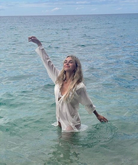 Nikki Roumel naked model images