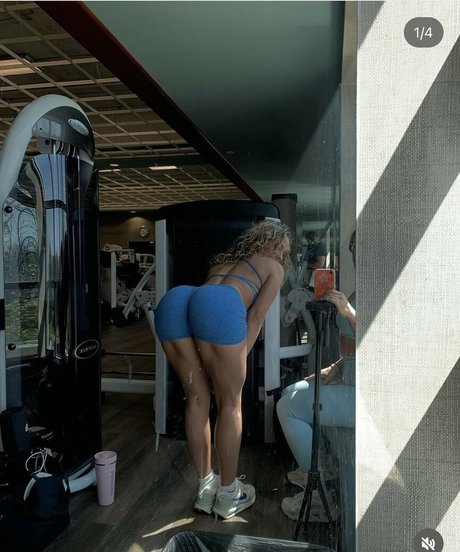 Emma Carlson star erotic picture