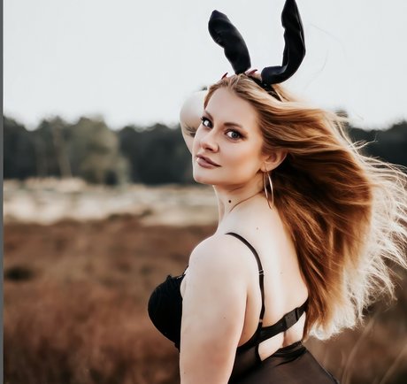 misiuniamisia_ art actress img