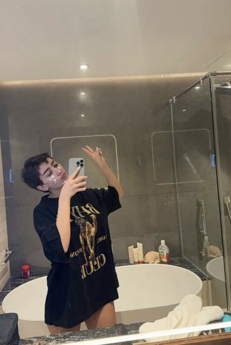 Roz Idrissi model nude picture