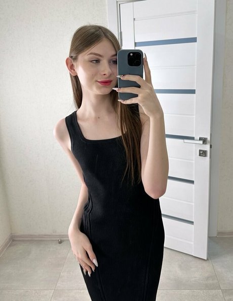 mia ts erotic model picture