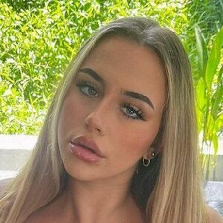 Selina Bond erotic model image