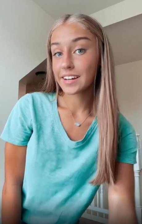 alliecheeto model pornographic picture