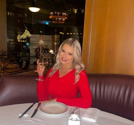 Sarah Anne Hooper hot pornstar gallery