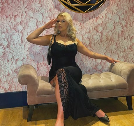 Sarah Anne Hooper hot pornstar image