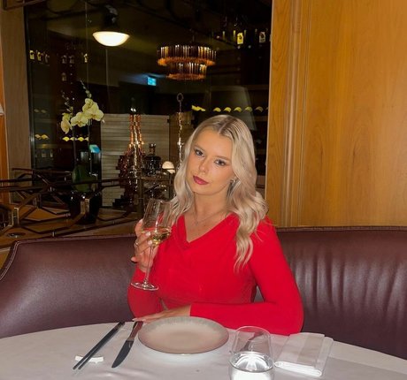 Sarah Anne Hooper nudes star pics