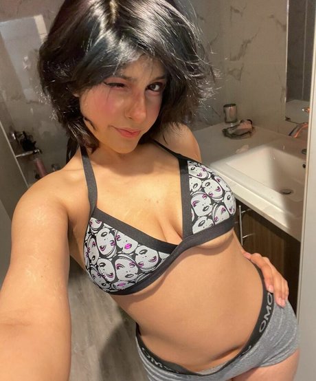 Dhawani Chugh beautiful star photo