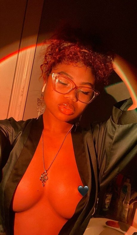 el3phanttittyz naked model image