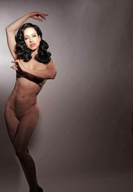 Queen Pea model nude img