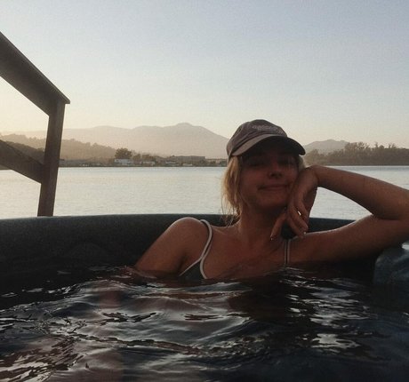 Ellie Gall naked star picture