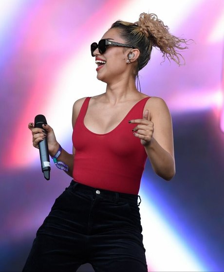 Raye nice model image