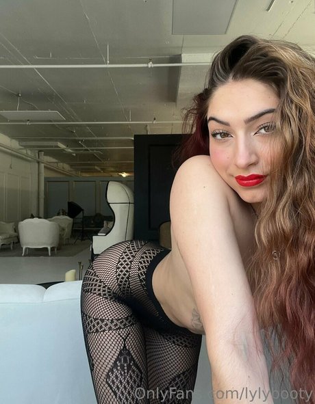lylybooty pornstar naked image