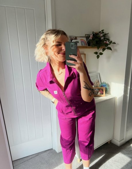 Emmalition model naked images