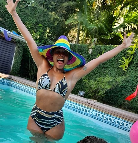 Roberta Rodrigues art model pics