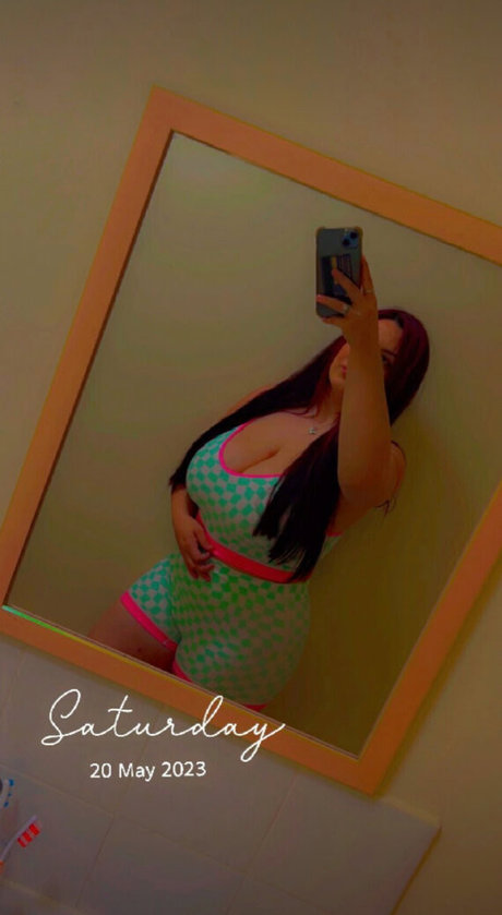 bustymills exclusive model img