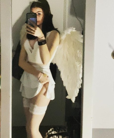 skyepastapins nudes model image