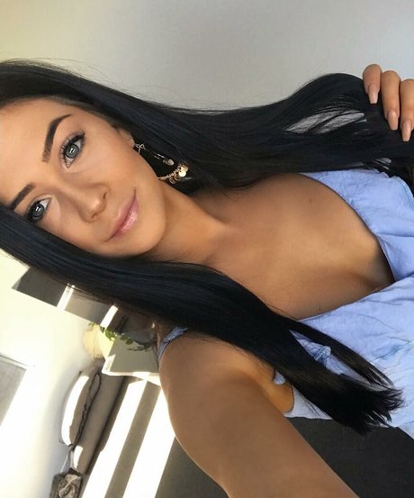 Bella Murphy nude actress photo