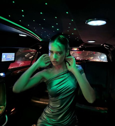 Olivia Neill naked star photos