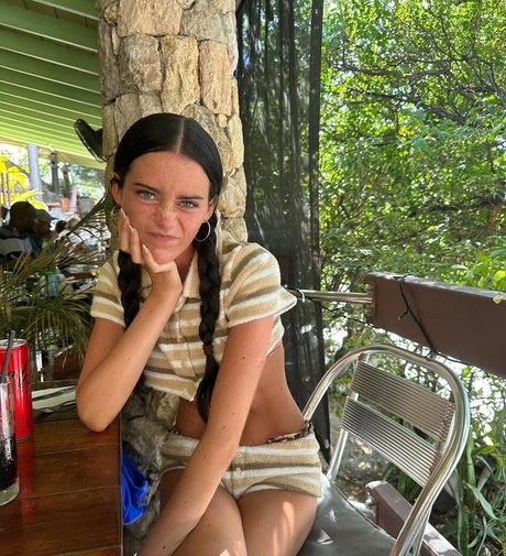 Olivia Neill star hot photo