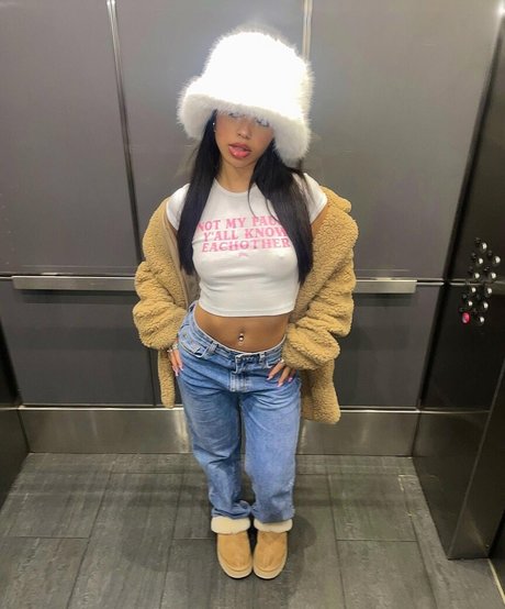 Journi Carr model high quality image