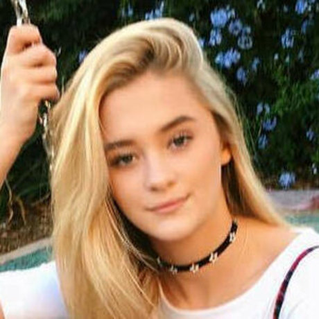 Lizzy Greene art model image