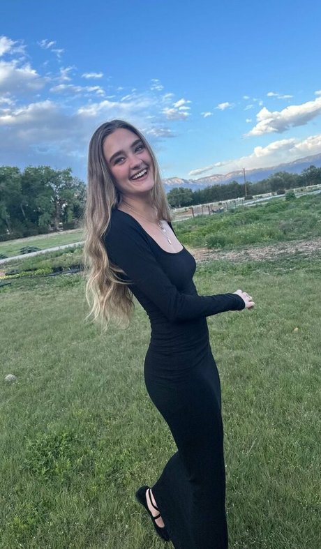 Lizzy Greene star hot pic