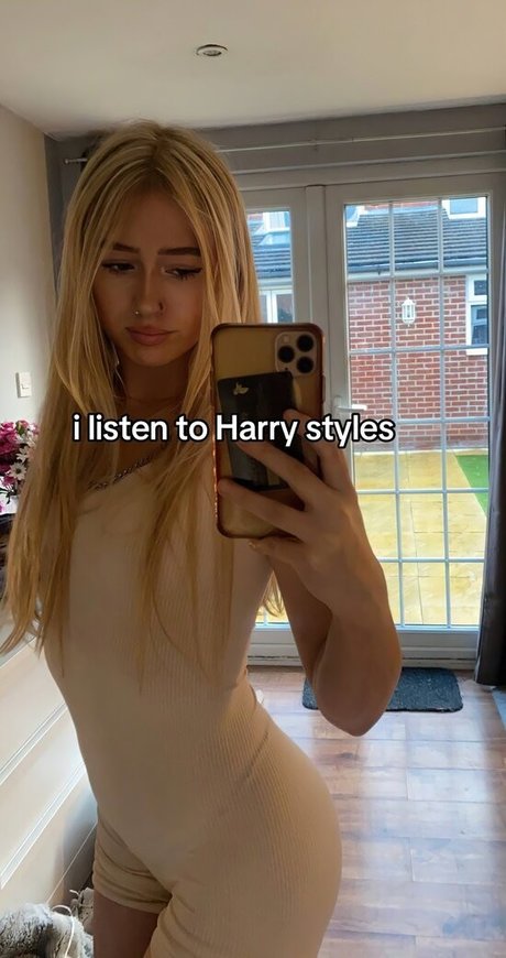 a mae 04 nude pornstar pic