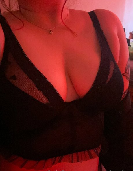 moody kitty top model image