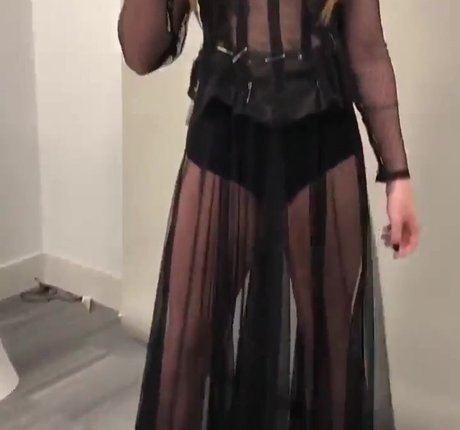 Abigail Cowan art model img