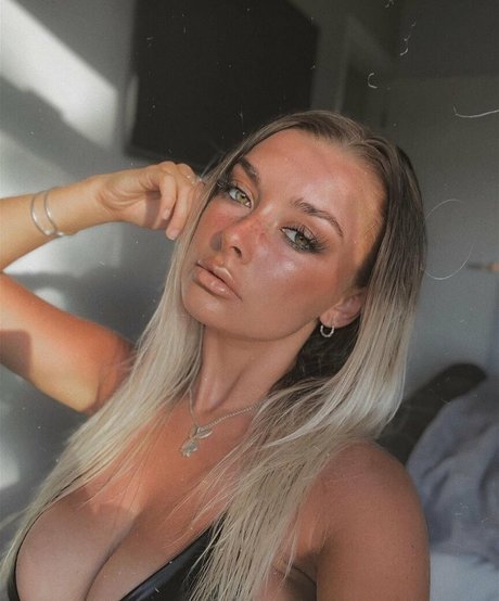 Lucy Cartlidge star exclusive image