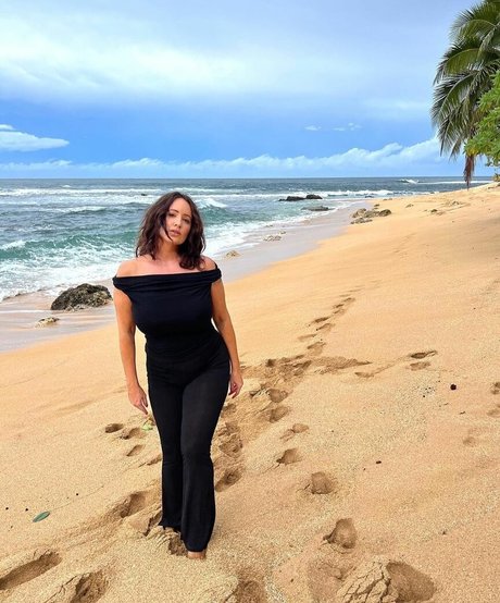 Courtney Jaye perfect star picture