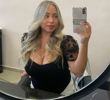 Akaren model nude image