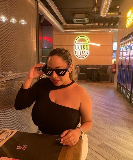 Akaren star adult photo