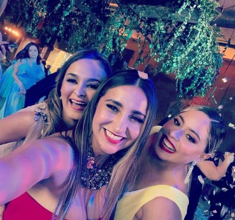 Akaren adult model picture