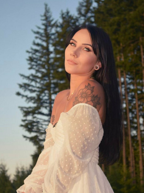 tully banks nude star pictures