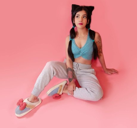 Saaniyax sexy actress images