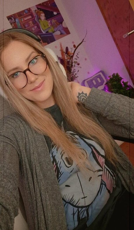 Naguura model naked pic