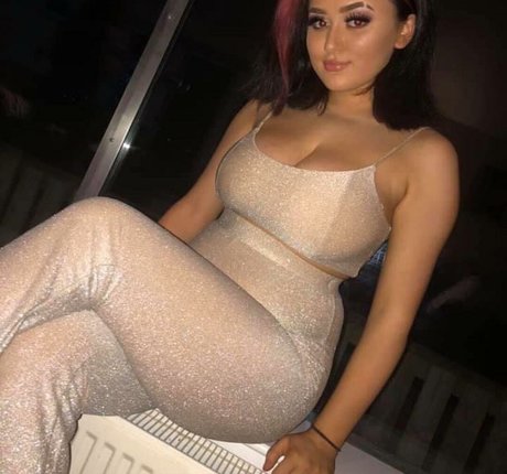 BustyMia E model best picture