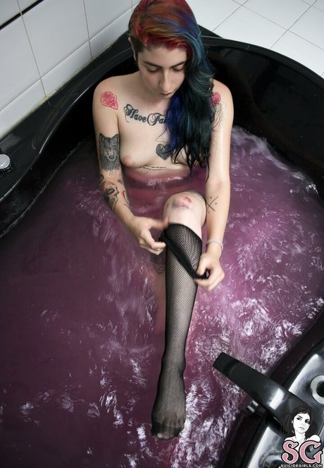 Karenzio model hot img