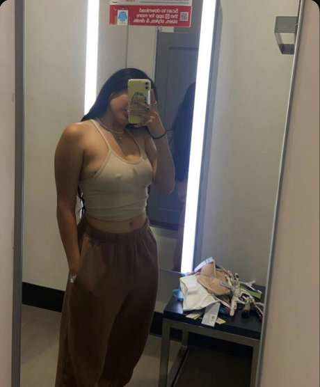 Emiliatorres55 adult model picture