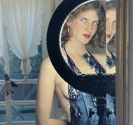 Moria Akons star pornographic photo