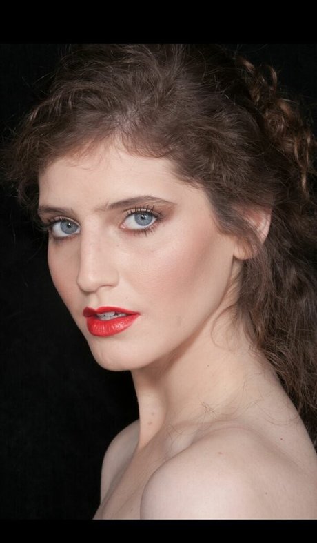 Moria Akons model naked photo