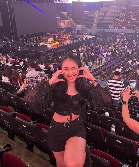 nininplays pretty pornstar image